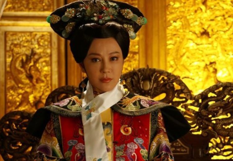 为嫁导演16年前她挤走原配,16年后她被挤走,今63岁仍单身