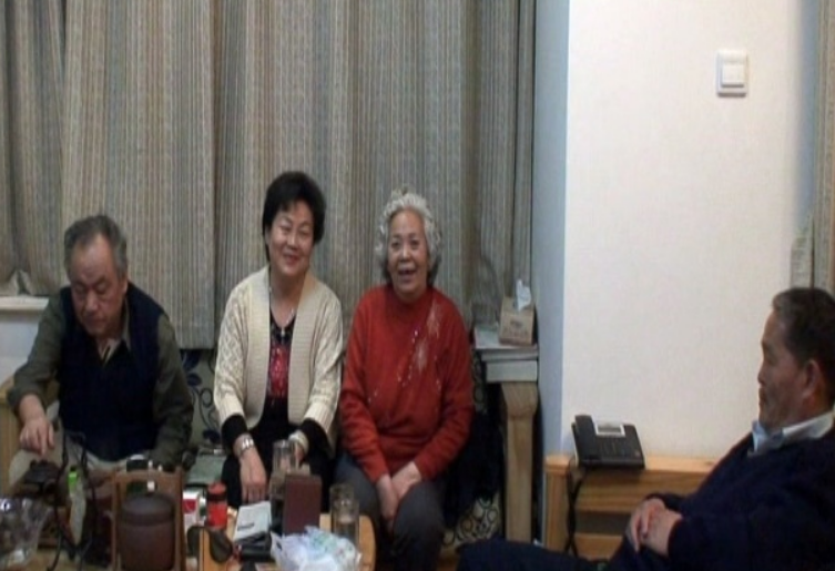 公公酗酒成性,儿媳气到回娘家,亲家只说十个字,酒全扔