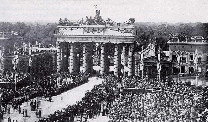 历史上的今天1989年12月22日柏林勃兰登堡门重新开放