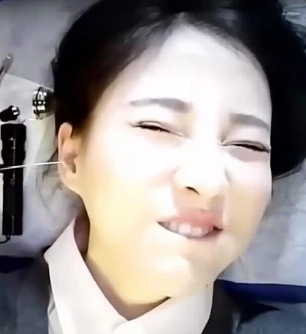 冯提莫直播后忘关摄像头,叫出的声音让人隔着屏幕都感觉羞!