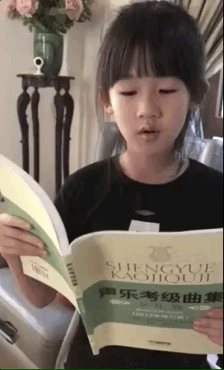 鲍蕾晒贝儿在舞台上抱吉他弹唱陆毅自恋回复随我