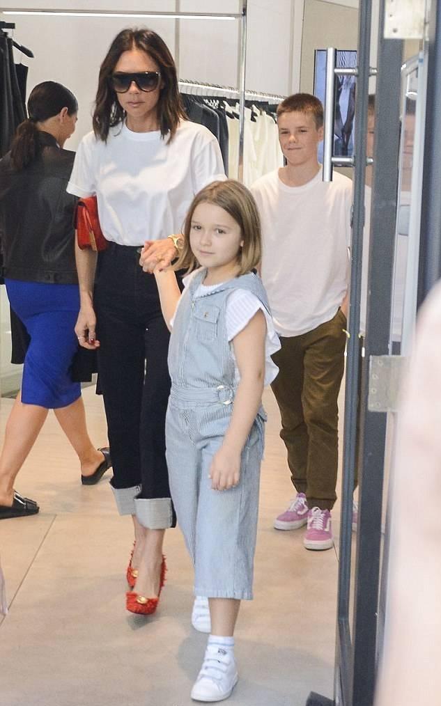 小七一身黑配短发简直是贝爷翻版!大布蓄胡子太油腻,颜值堪忧