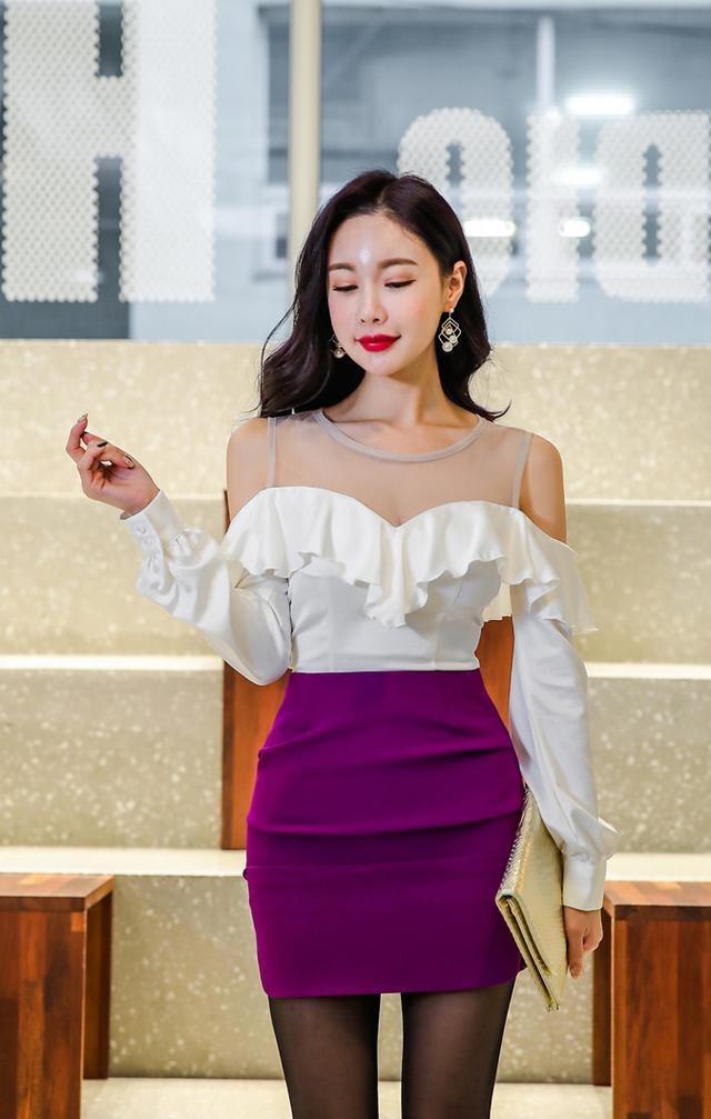白色荷叶边一字肩上衣, 会让美女的身材更加的好