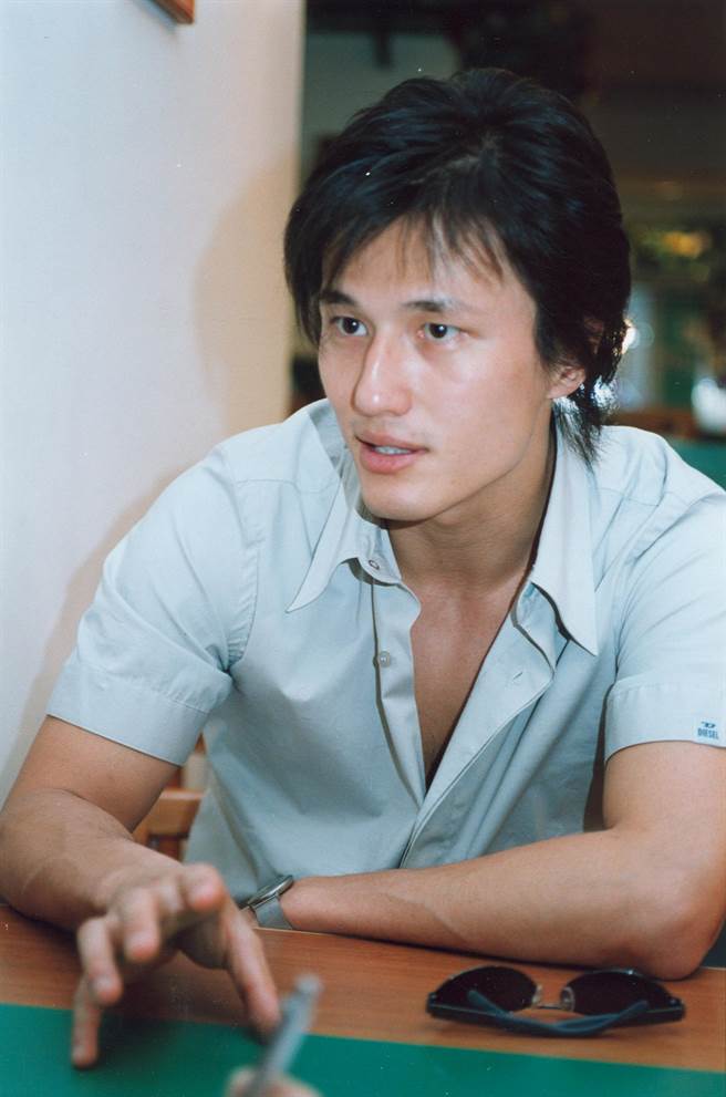 街头掩面痛哭被传分手徐冬冬尹子维共同发声明澄清未分手