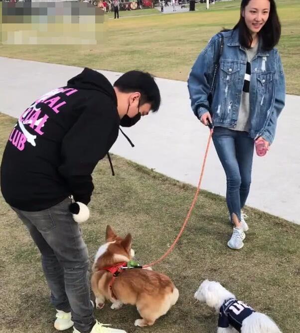 王思聪带陈雅婷吃面,网友调侃:乱发型配破烂衣服,肯定是真爱!