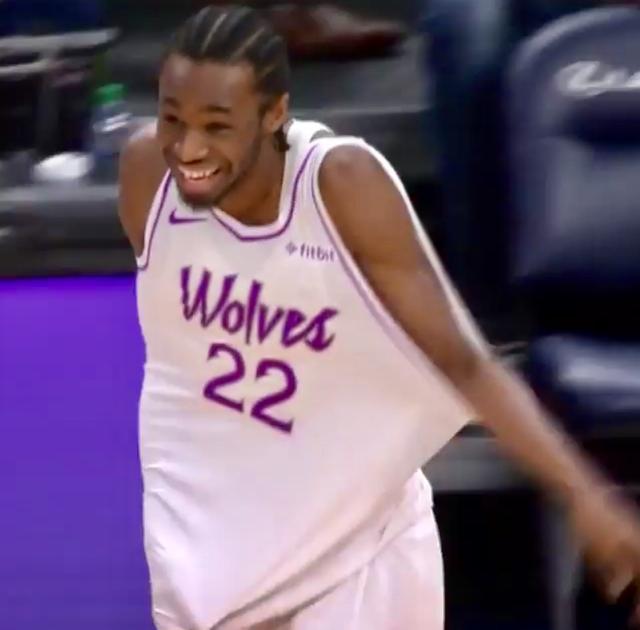 赛前球衣忘穿,关键罚球不靠谱,森林狼到手的胜利被维金斯送走!