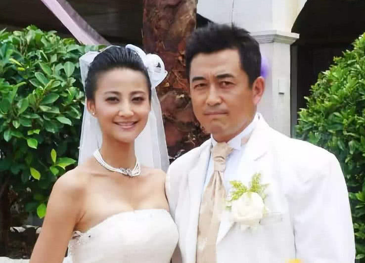 离婚没多久又结婚被大11岁前夫批恶心今被现任宠成公主