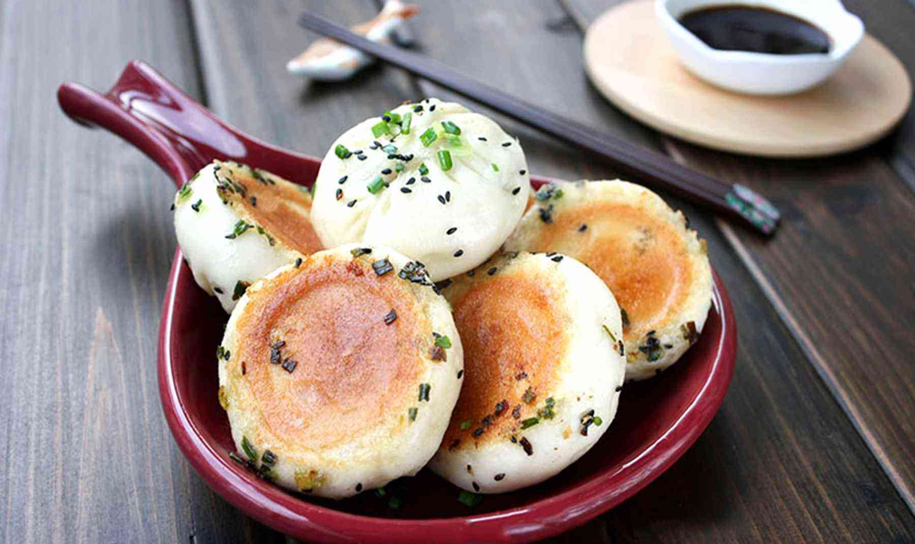 自己在家做水煎包,只需要4步,金黄酥脆,好吃不腻!