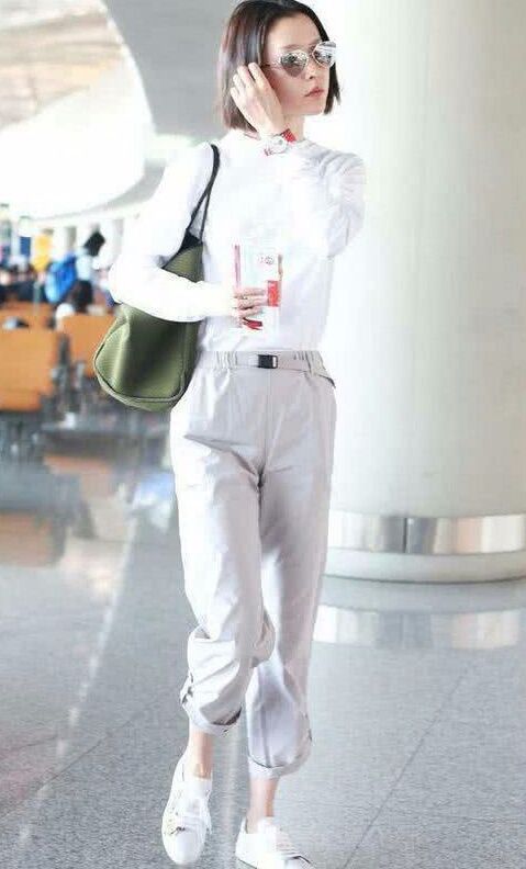 杜鹃太任性,硬穿紧身裤却塞不满,好在有张少女颜!