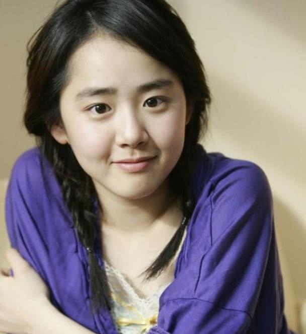 32岁文根英发福了,浓妆难掩衰老,和小时候比这脸也太肿了