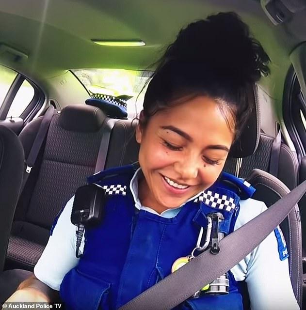 新西兰美女警官拍宣传片众人倾倒