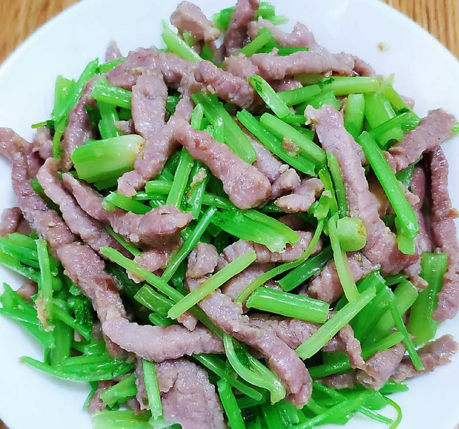 大叔家的芹菜牛肉丝,牛肉q弹,芹菜脆爽,家人爱吃的一道菜!