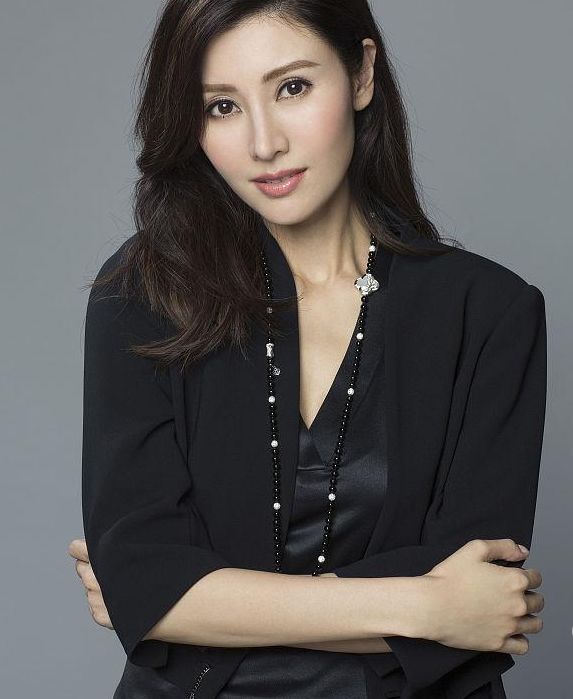 48岁李嘉欣美得高调!穿条纹连衣裙魅力十足,颜值爆表似18岁少女