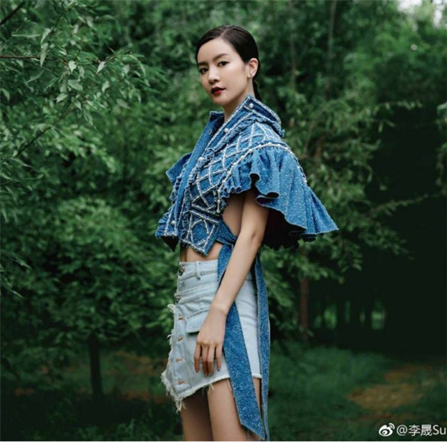 辣妈李晟穿牛仔短裙拍写真秀马甲线小蛮腰