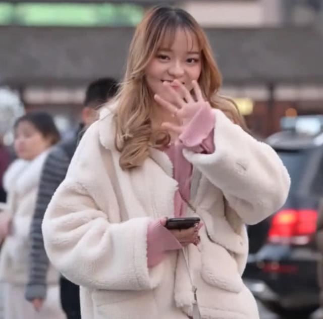 网红陈意礼被人街拍露出真实腿型没有那么的长却细的让人心疼