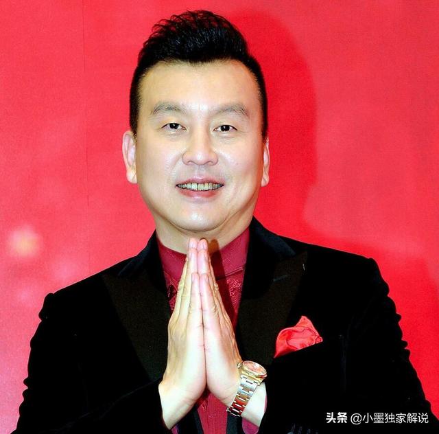 岁月是杀猪刀,54岁央视名嘴张泽群胖到认不出,四次高考至今未婚