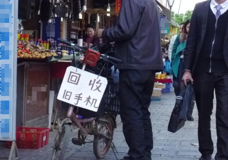 叫卖"回收旧手机"的小贩,虽然可以日入300,却坑了不少农村人