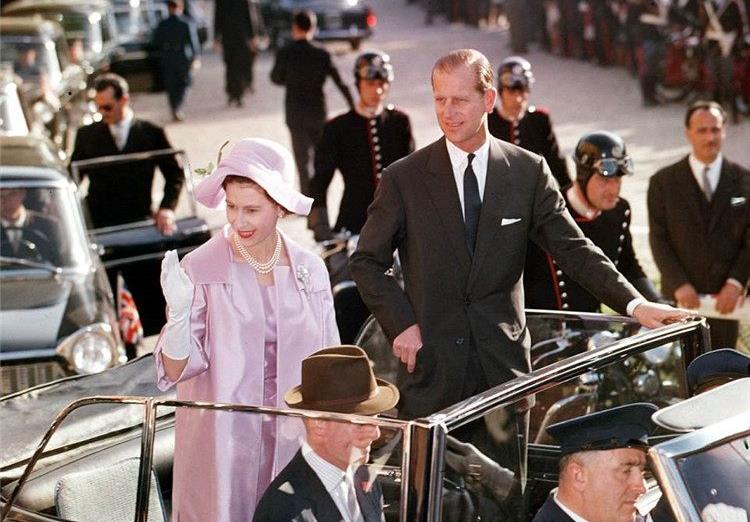 英国女王与菲利普亲王的甜蜜时刻哪个瞬间你最心动呢