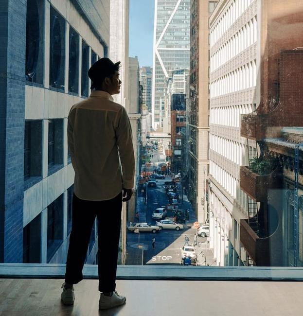 陈赫近照曝光秒变油腻大叔眼神忧郁面容沧桑到底发生了什么