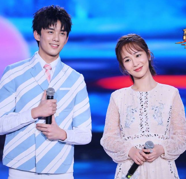 杨紫吴磊现身跨年演唱会,俊男美女唱歌的样子,网友表示太养眼了