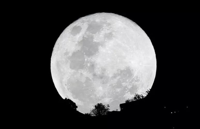 63万公里地球后宫被大气层包围我们与月球同呼吸