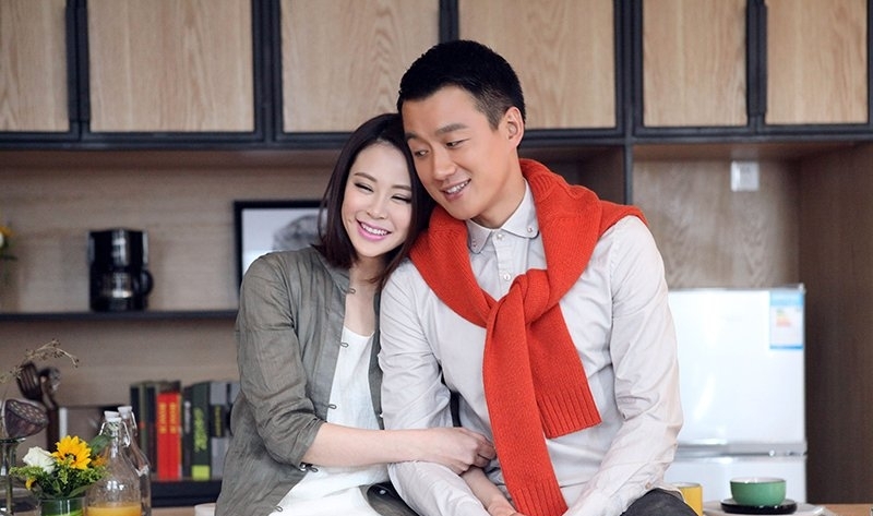 他成名后娶自己老师,8年生3娃低调多年,如今妻子40岁美如少女