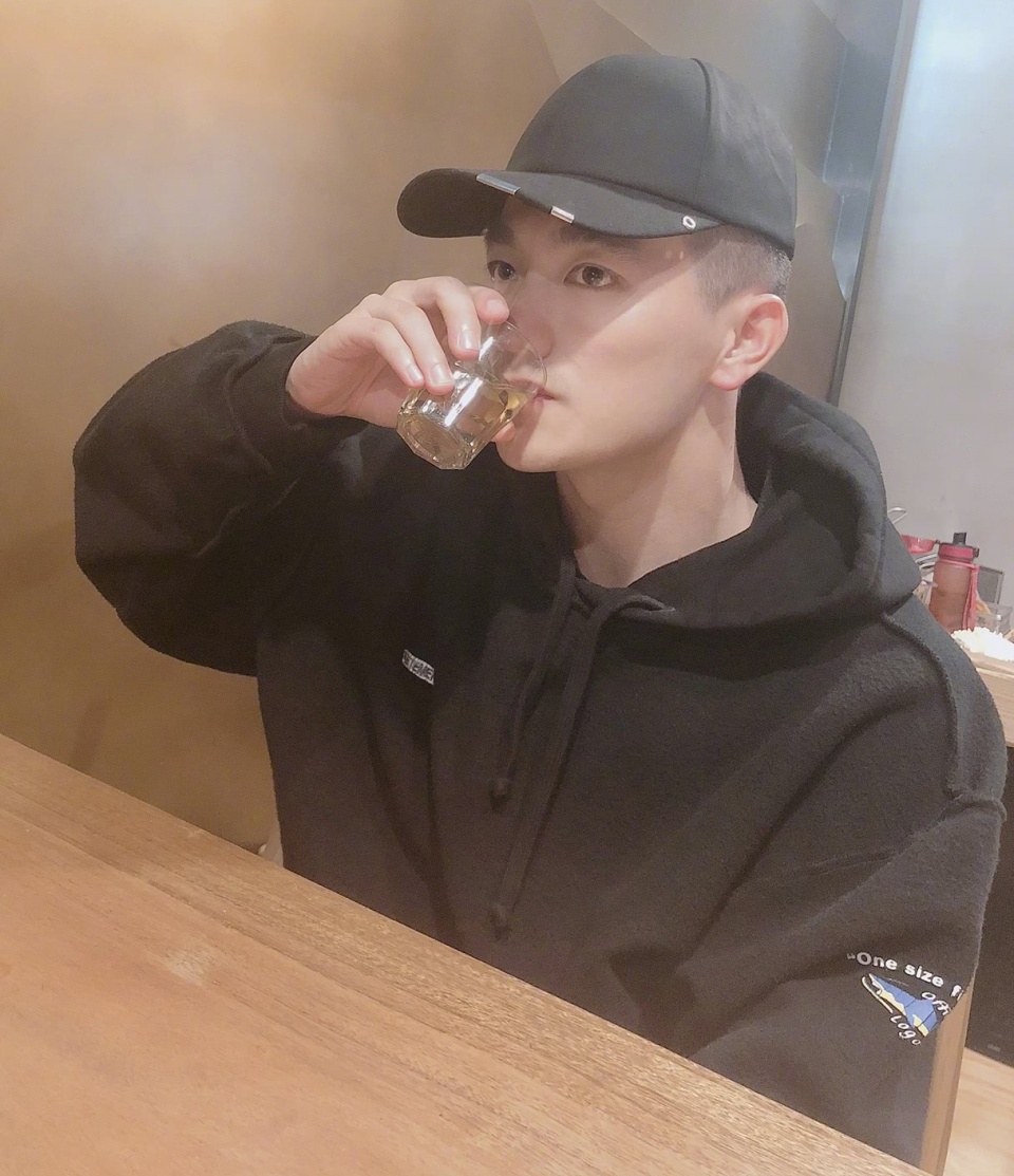 张馨予晒老公童年照并偷拍他吃饭何教官真是从小帅到大