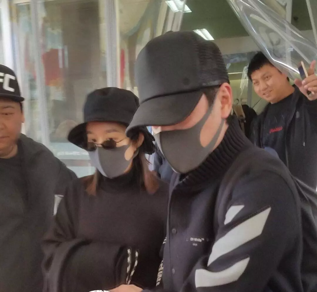 赵丽颖产后首次现身状态良好 工作人员护住孩