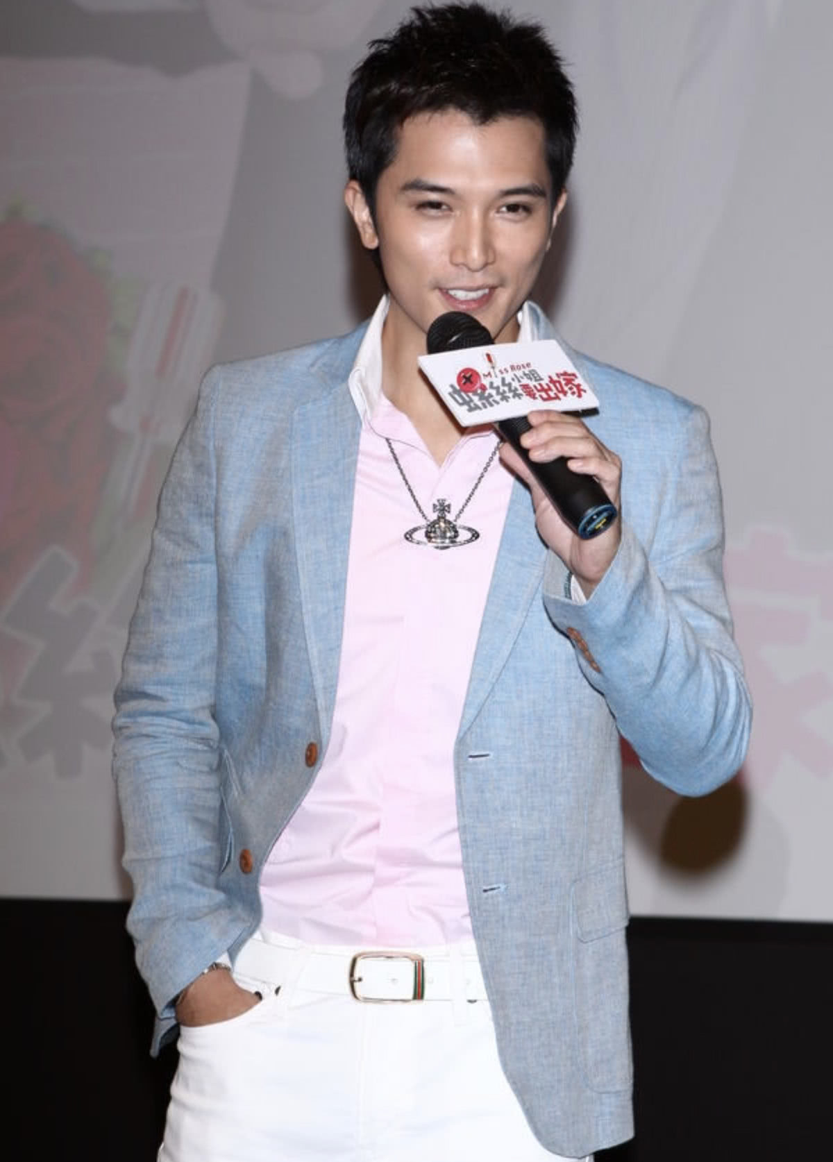 邱泽出席活动,一身白色西服展现真男人魅力,前女友不会眼红吗