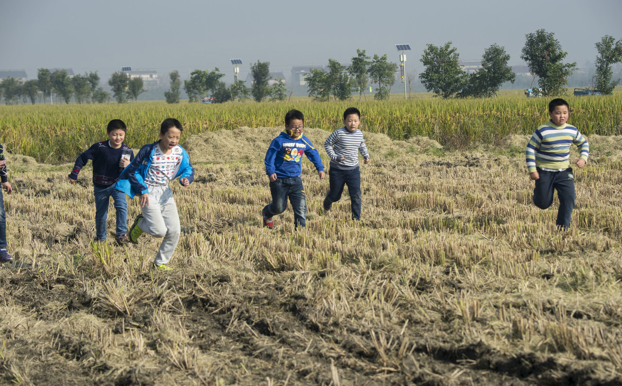 了不起农村留守儿童,虽然很苦却过得很开心,你有这样经历吗!