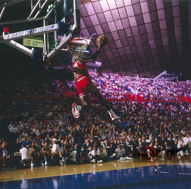 当时正在举办nba扣篮大赛,照片上时乔丹扣篮时的照片,照片上的乔丹