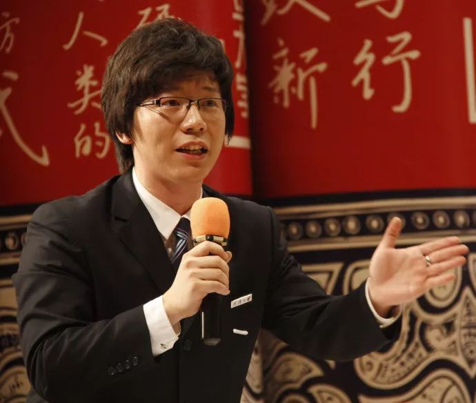 陈铭看牙引发集体围观尴尬而不失礼貌的微笑dd