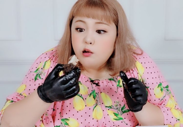 韩国胖妞秀彬吃大份炸鸡,高兴的手舞足蹈,网友:吃播真实身材
