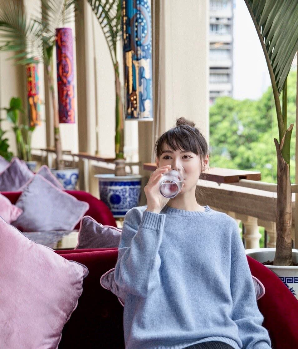 李泽楷前女友梁洛施,复出后太拼了,这鞋跟细得不凑近都看不到