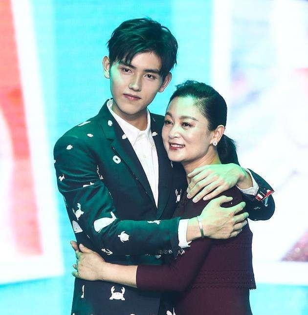 陈凯歌大儿子陈雨昂近照曝光,情人节当天晒与女友合照,大秀恩爱