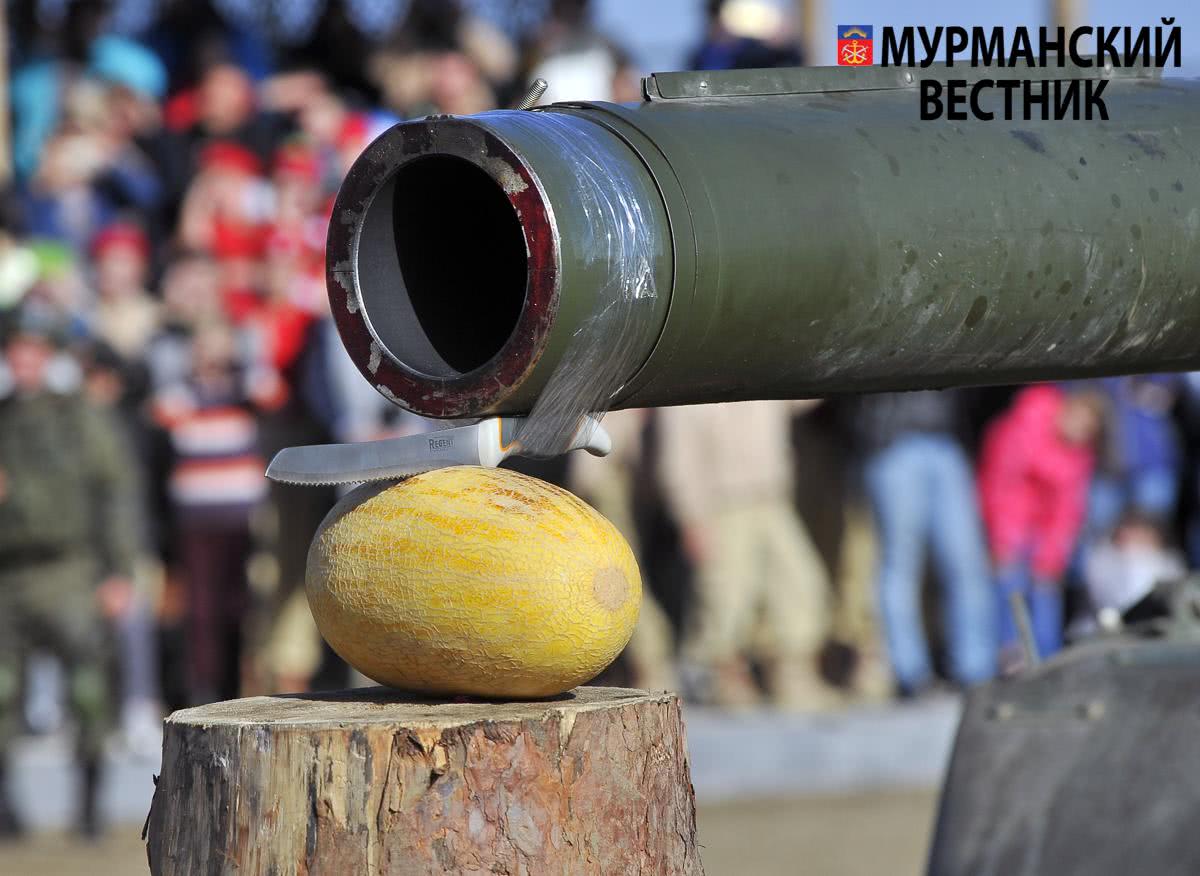 俄罗斯女子坦克车组的神操作居然用坦克炮管推火柴盒切甜瓜