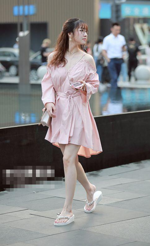 美女穿一粉红裙,勒出性感的小蛮腰,这身材真是可以!