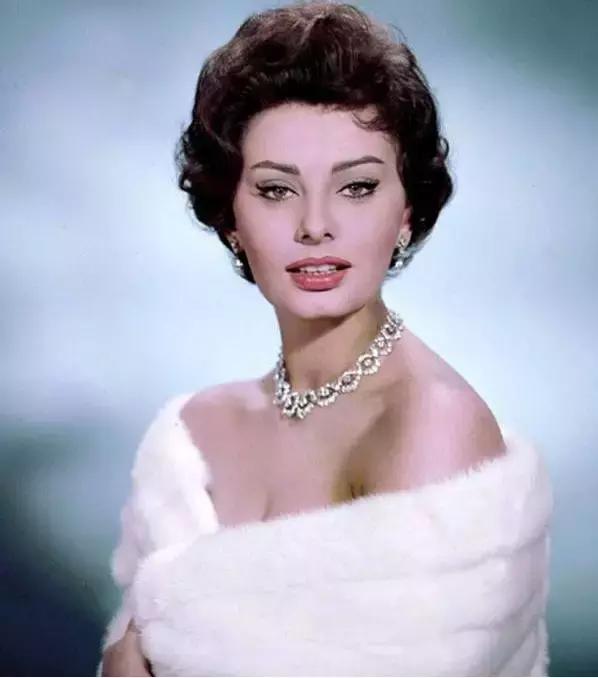 索菲亚:她71岁拍性感挂历,84岁仍走t台,她是不老的荧幕经典