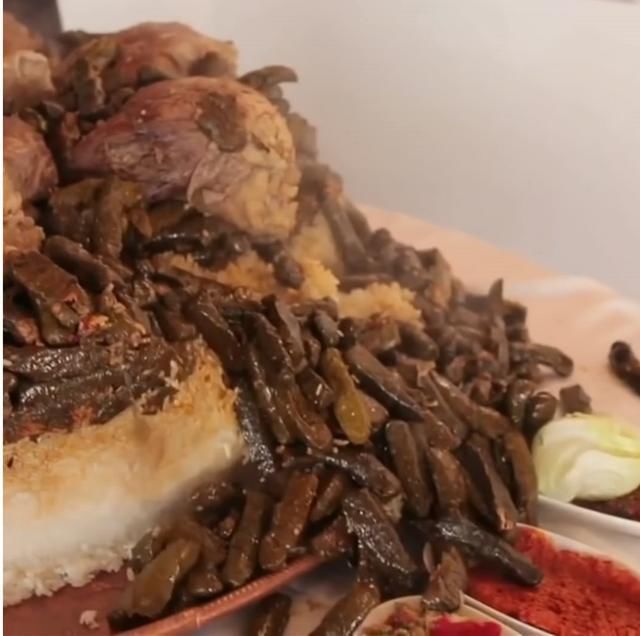 小伙搬来50斤重的大盆,倒扣桌子上,看到倒出来的东西后被馋坏了