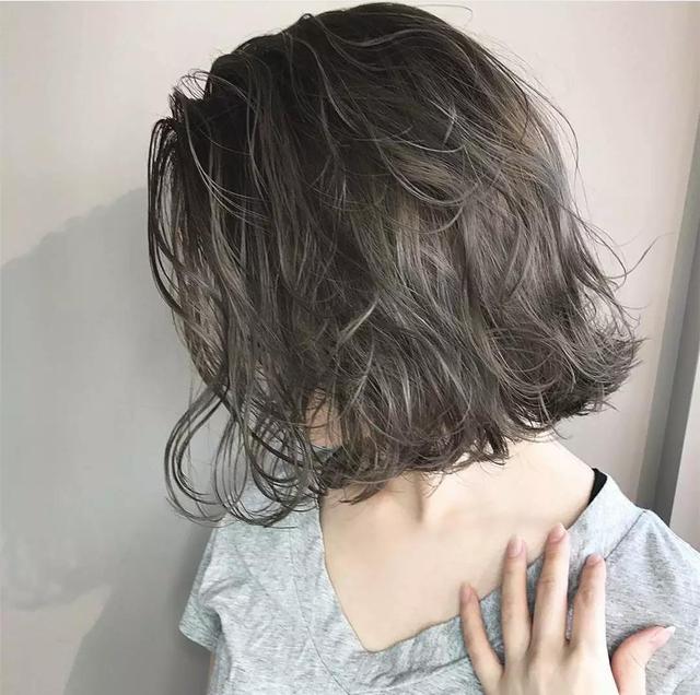 2019年全头线条烫火了想换发型的女生可以参考