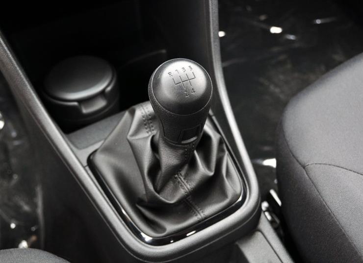 手动挡汽车在等红灯时应该挂空挡拉手刹还是一直踩着离合?