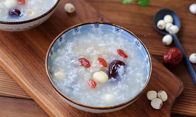 食材 主料 莲子60克  银耳半朵  红枣10克 辅料 糯米60克 枸杞一撮