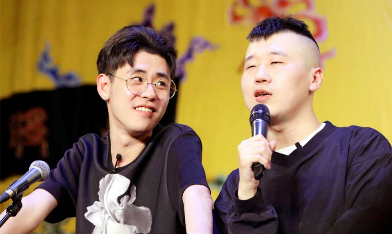 张云雷当伴郎张云雷被拽伤后西装现身好友婚礼还和伴娘牵手了