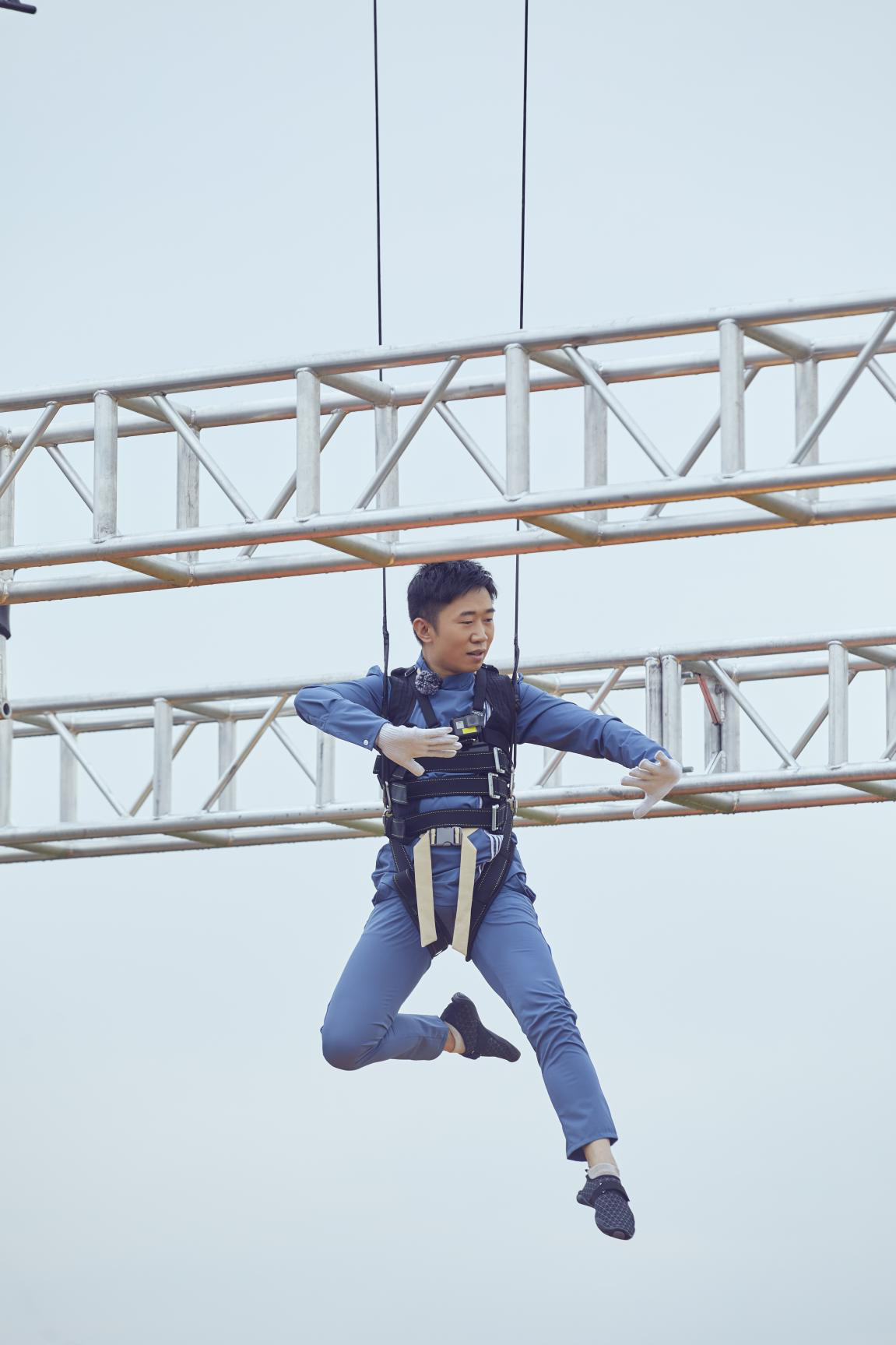 程潇吊威亚唯美上线叫板杨迪蛤蟆功引爆笑