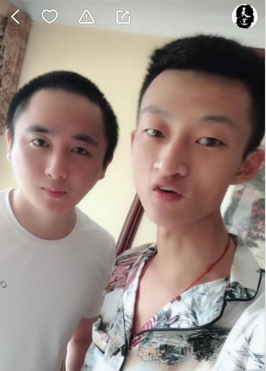 哥还是比较精明的,不上二驴的当,散打哥作为老牌网红,旗下徒弟现在5