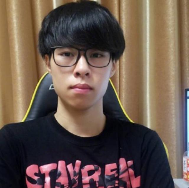 虎牙包子嘲讽对手的第十一种方法!网友:这是劫的笑容吗?