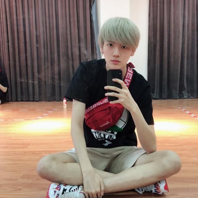 毕雯珺的腿是有多长,马丁靴穿出了球鞋的感觉?逆天长腿绝了