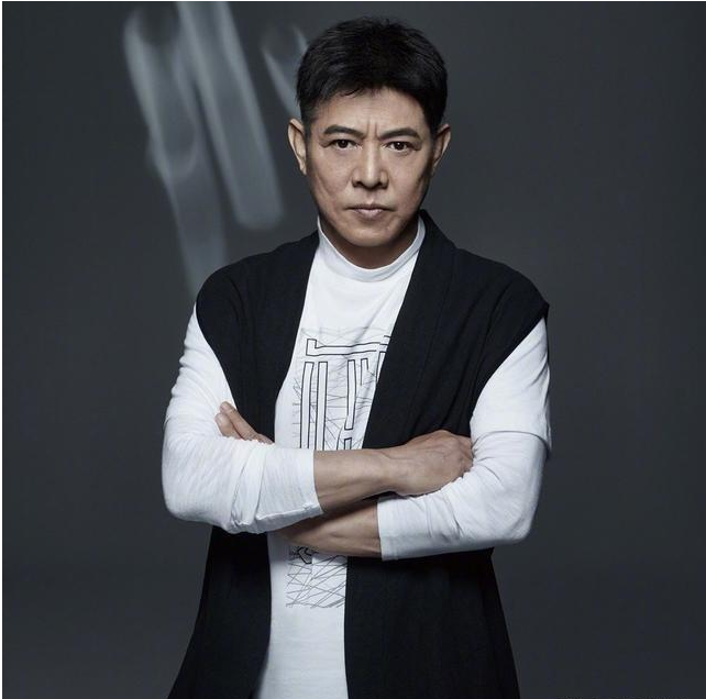 李连杰"严重脱相",犹如换了一张脸,身穿老年服,霸气依然全开