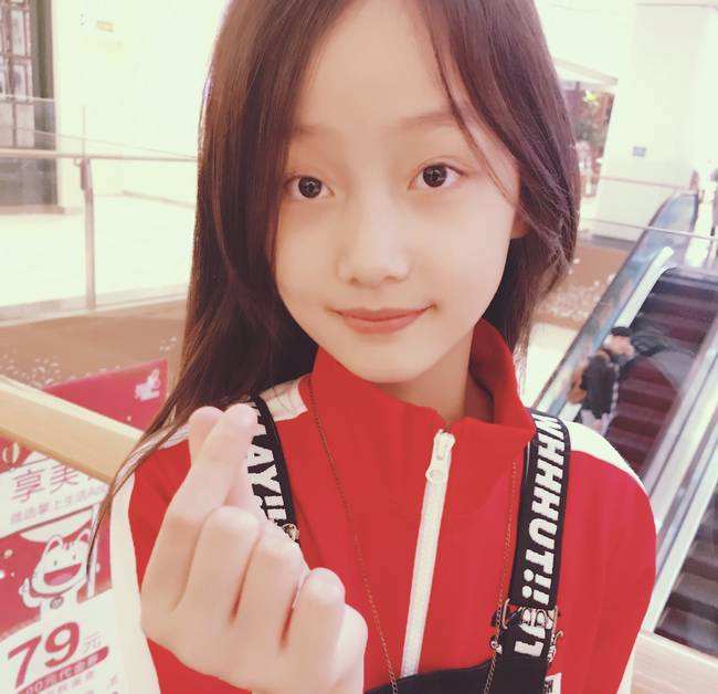 赵薇声称8岁的女儿怕自己,告诉群众:溺宠能让小孩目中无人