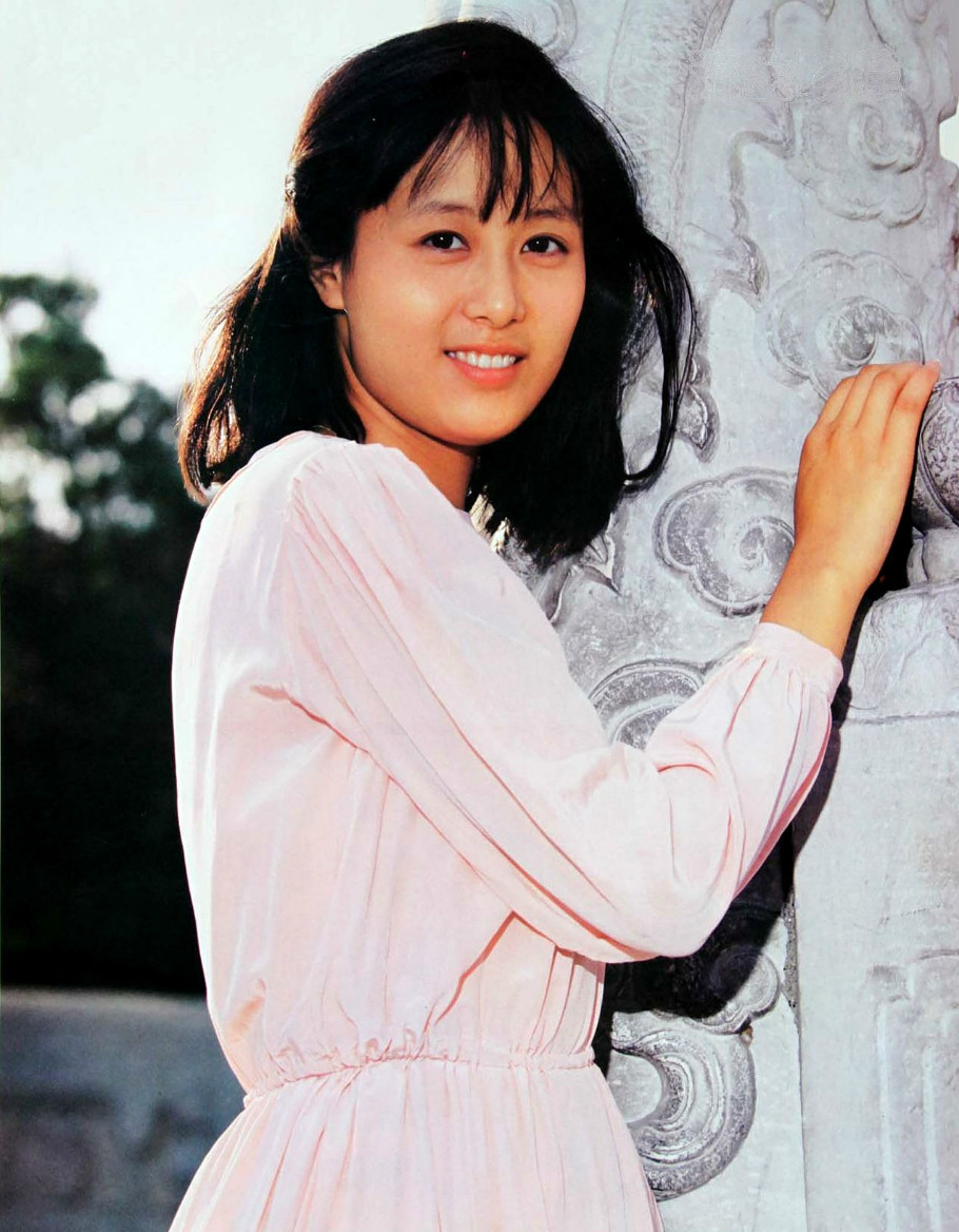 80年代一戏走红拿百花影后,当红时嫁乒乓王子生女,55岁质朴优雅